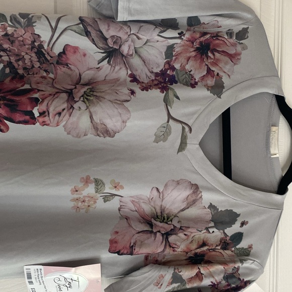 Blumin short sleeve v-neck top with floral detailing. - Picture 3 of 7